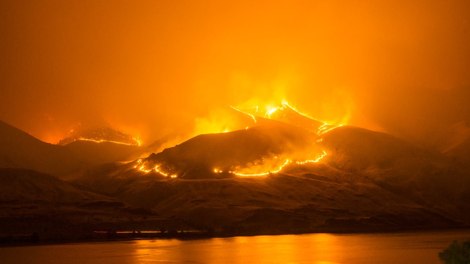 Wildfires burning across southeast Georgia